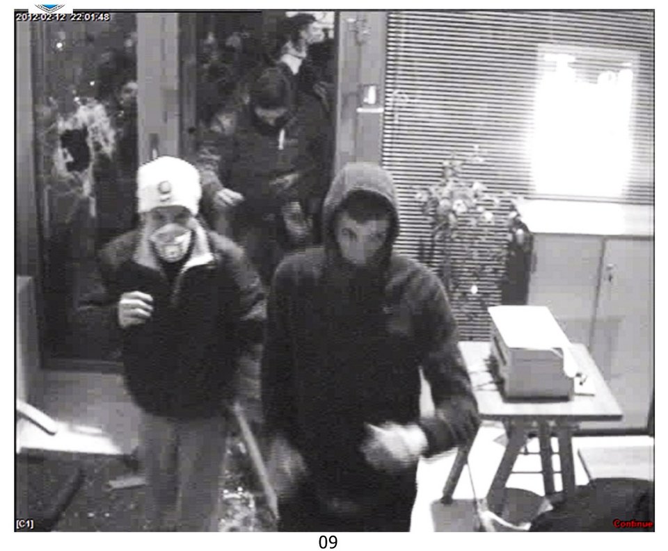 16 νέες φωτογραφίες βανδάλων από τις λεηλασίες του Φεβρουαρίου [εικόνες] | iefimerida.gr 2