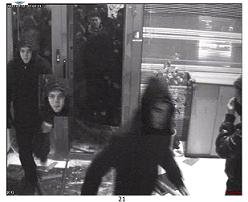 16 νέες φωτογραφίες βανδάλων από τις λεηλασίες του Φεβρουαρίου [εικόνες] | iefimerida.gr 4