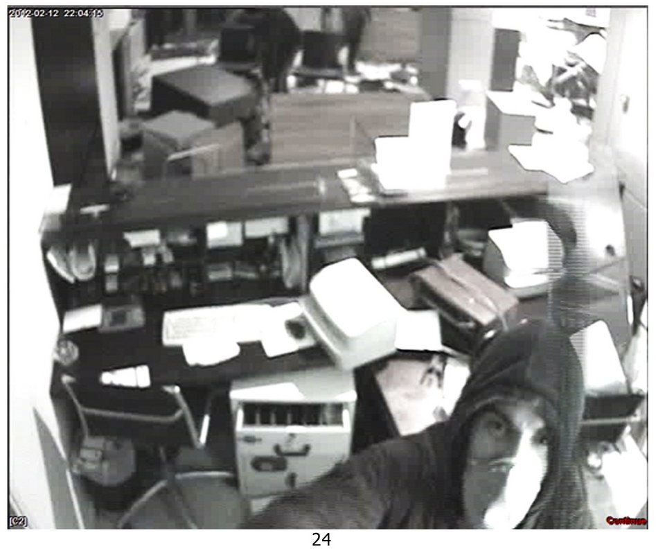 16 νέες φωτογραφίες βανδάλων από τις λεηλασίες του Φεβρουαρίου [εικόνες] | iefimerida.gr 5