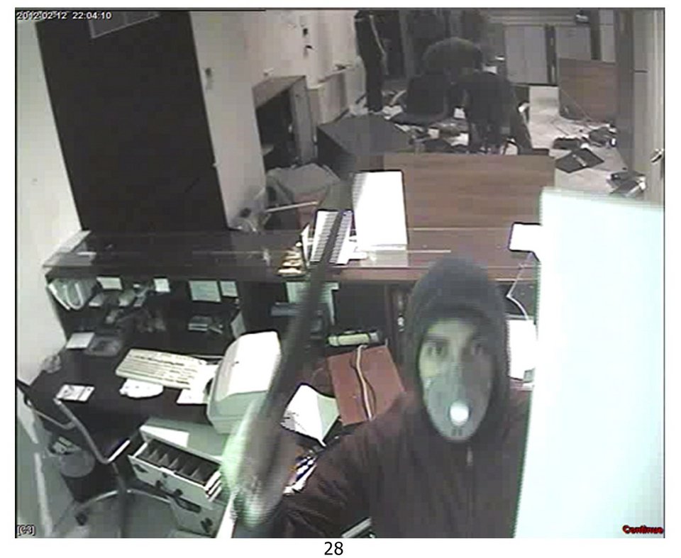 16 νέες φωτογραφίες βανδάλων από τις λεηλασίες του Φεβρουαρίου [εικόνες] | iefimerida.gr 6