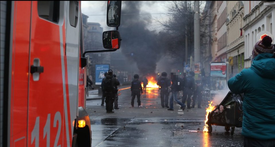 Χάος σε διαδηλώσεις στη Λειψία -Δεκάδες τραυματίες, ανάμεσά τους 50 αστυνομικοί [εικόνες] | iefimerida.gr 0