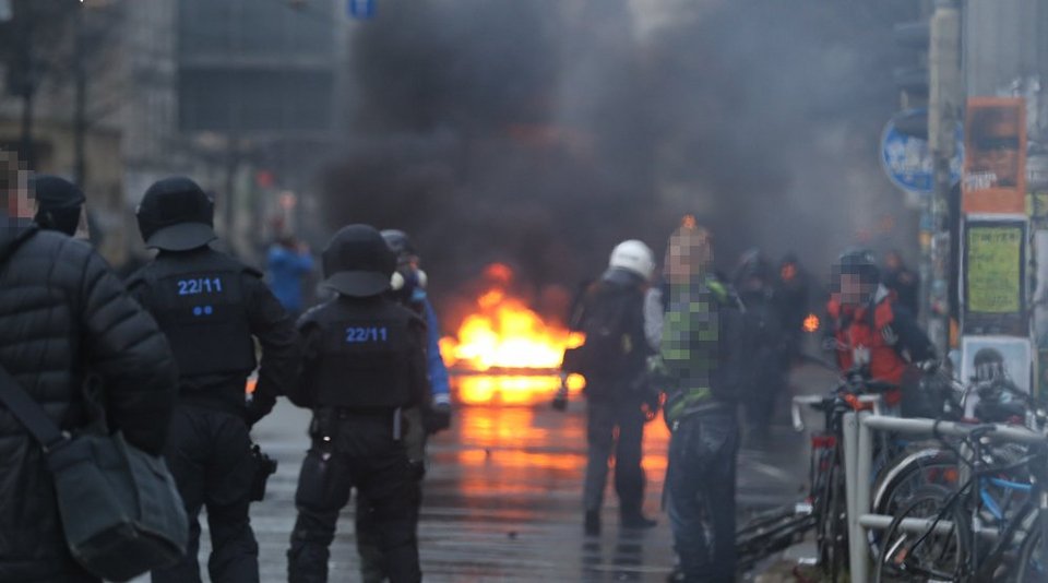 Χάος σε διαδηλώσεις στη Λειψία -Δεκάδες τραυματίες, ανάμεσά τους 50 αστυνομικοί [εικόνες] | iefimerida.gr 1