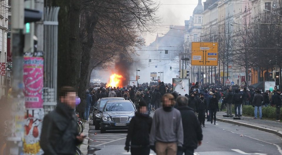 Χάος σε διαδηλώσεις στη Λειψία -Δεκάδες τραυματίες, ανάμεσά τους 50 αστυνομικοί [εικόνες] | iefimerida.gr 2