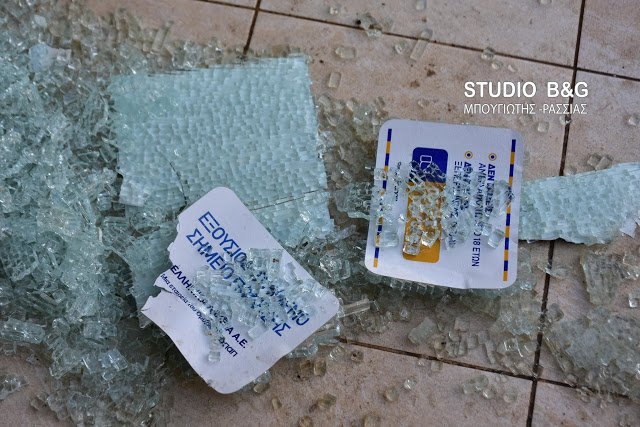 Οι δράστες εσπασαν τη γυάλινη πόρτα και διέφυγαν με άγνωστο ποσό