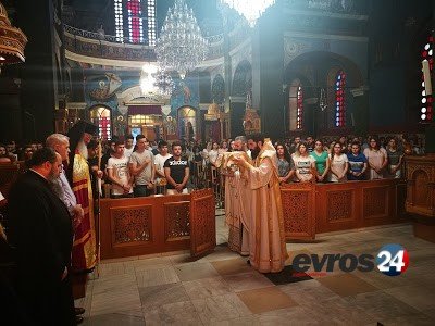 Βραδινή Λειτουργία για τους υποψηφίους των πανελληνίων- Τους μοίρασαν cd με την Καινή Διαθήκη [εικόνες] | iefimerida.gr 0