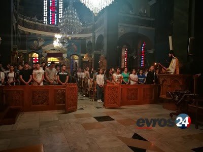 Βραδινή Λειτουργία για τους υποψηφίους των πανελληνίων- Τους μοίρασαν cd με την Καινή Διαθήκη [εικόνες] | iefimerida.gr 1