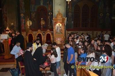 Βραδινή Λειτουργία για τους υποψηφίους των πανελληνίων- Τους μοίρασαν cd με την Καινή Διαθήκη [εικόνες] | iefimerida.gr 2