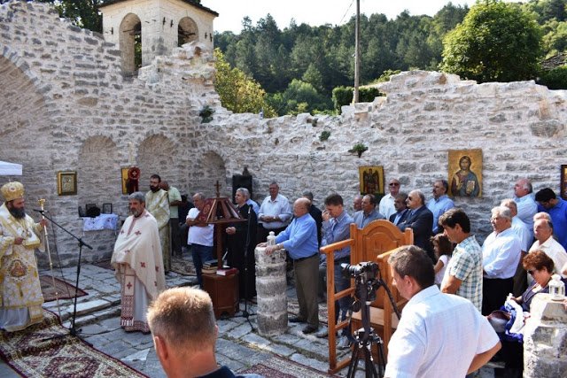 Ηπειρος: Λειτουργία στην κατεστραμμένη εκκλησία του Αγίου Νικολάου [εικόνες] | iefimerida.gr 2