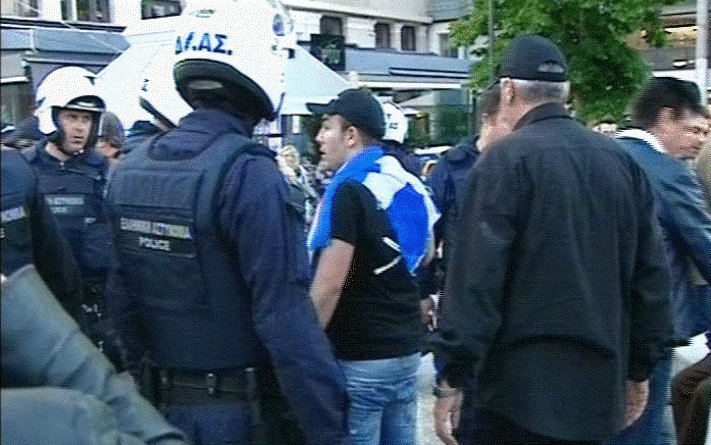 Συμπλοκές Χρυσαυγιτών και αριστεριστών με λοστούς και καδρόνια [εικόνες] | iefimerida.gr 0