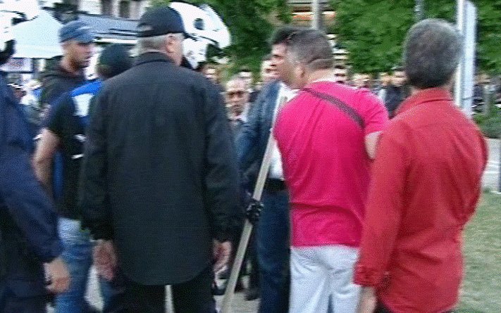 Συμπλοκές Χρυσαυγιτών και αριστεριστών με λοστούς και καδρόνια [εικόνες] | iefimerida.gr 2