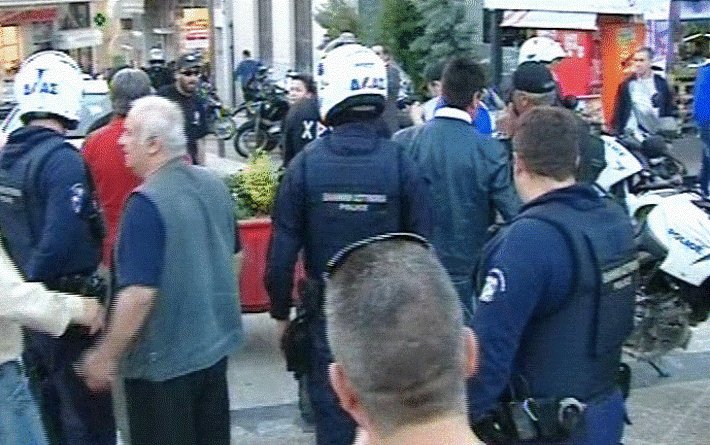 Συμπλοκές Χρυσαυγιτών και αριστεριστών με λοστούς και καδρόνια [εικόνες] | iefimerida.gr 3