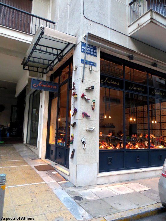 Λεμήσιος: Η ιστορική αθηναϊκή μπαλαρίνα που κατασκευάζεται από το 1912 και ξεπουλάει σε Ιταλία, Αμερική, Γερμανία [εικόνες]  | iefimerida.gr 0