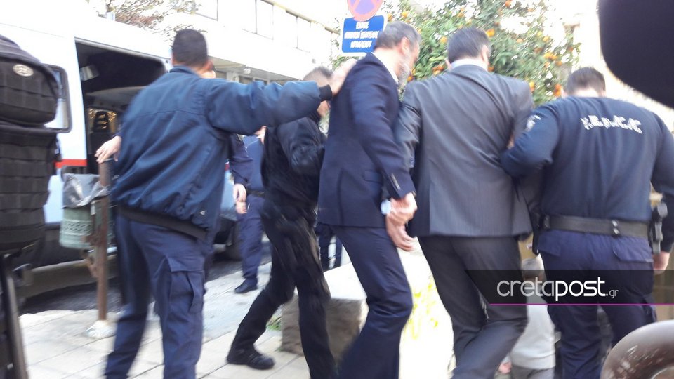 Από την πίσω πλευρά του Δικαστικού Μεγάρου Ηρακλείου προσήχθησαν οι κατηγορούμενοι