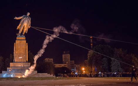 Αποκαθήλωση: Ουκρανοί γκρέμισαν το άγαλμα του Λένιν στο Χάρκοβο -Το μεγαλύτερο στην Ευρώπη [εικόνες&βίντεο] | iefimerida.gr 6