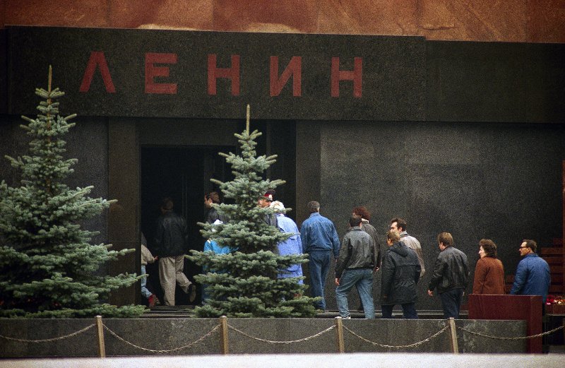 Ρωσία: Αλλάζουν κοστούμι στο ταριχευμένο σώμα του Λένιν -Δύο μήνες κλειστό το μαυσωλείο [εικόνες] | iefimerida.gr 2