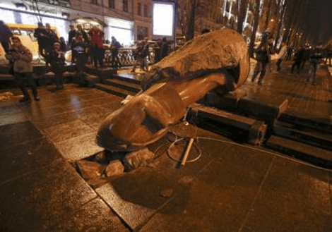 Οι Ουκρανοί γκρέμισαν το άγαλμα του Λένιν - Επιμένουν να διεκδικούν επαναπροσέγγιση με την Ε.Ε. [εικόνες&βίντεο] | iefimerida.gr 1