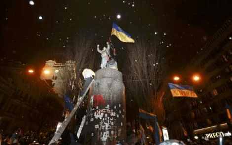 Οι Ουκρανοί γκρέμισαν το άγαλμα του Λένιν - Επιμένουν να διεκδικούν επαναπροσέγγιση με την Ε.Ε. [εικόνες&βίντεο] | iefimerida.gr 5