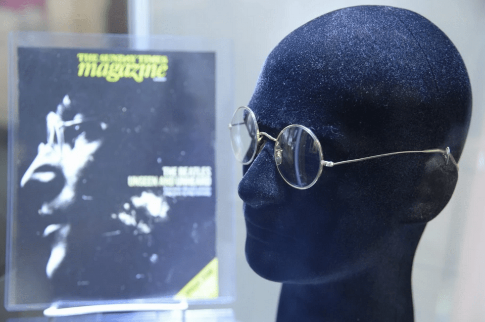 Σε δημοπρασία τα διάσημα στρογγυλά γυαλιά του Τζον Λένον [εικόνες] | iefimerida.gr 0