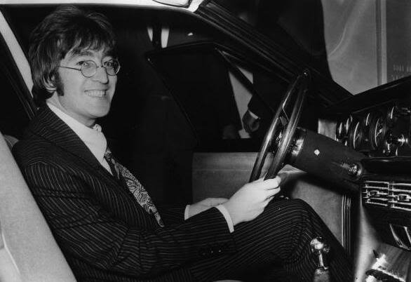 Σε δημοπρασία η εντυπωσιακή μπλε Ferrari του Τζον Λένον [εικόνες] | iefimerida.gr 0