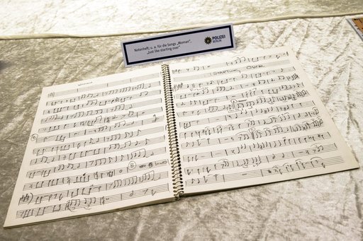 Η γερμανική αστυνομία βρήκε 100 κλεμμένα αντικείμενα του Τζον Λένον -Γυαλιά, ημερολόγια, παρτιτούρες [εικόνες] | iefimerida.gr 4