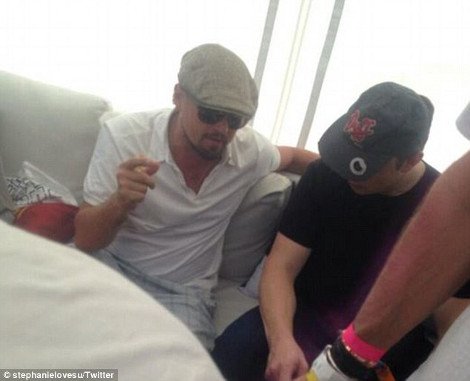 Ο ξέφρενος χορός του Λεονάρντο Ντι Κάπριο -Πηδάει πάνω κάτω και κλωτσάει στον αέρα [εικόνες&βίντεο] | iefimerida.gr 3