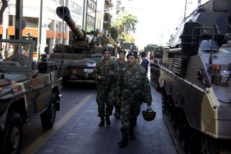 Στην παρέλαση και τα γερμανικά άρματα για την αγορά των οποίων διακινήθηκαν μίζες εκατομμυρίων [εικόνες] | iefimerida.gr 1