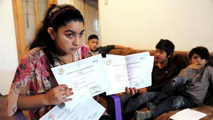 Ποιά είναι η 15χρονη Ρομά Leonarda που κάνει την γαλλική κυβέρνηση να τρίζει [εικόνες] | iefimerida.gr 1