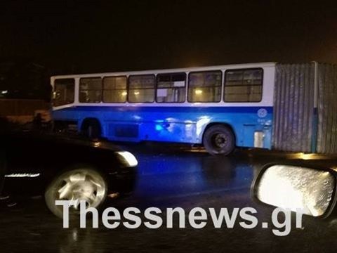 Λεωφορείο «δίπλωσε» στη Θεσσαλονίκη -Τραυματίστηκε ο οδηγός [εικόνες] | iefimerida.gr 2