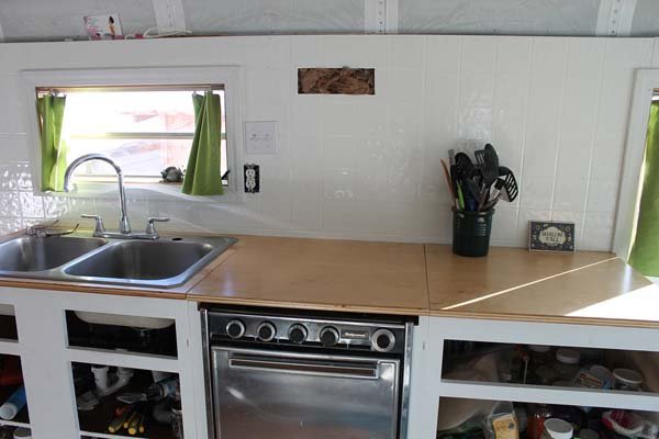 Αγώνας ζωής μέσα σε όχημα που δεν κινείται -Απορη εξαμελής οικογένεια ζει σε σχολικό λεωφορείο [εικόνες] | iefimerida.gr 1