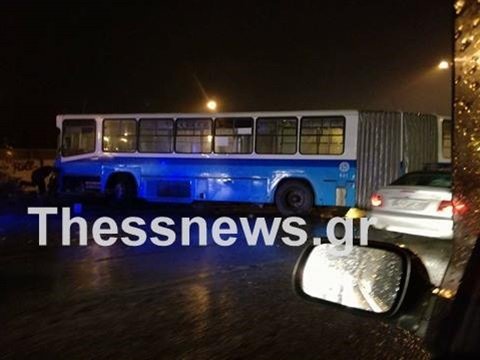 Λεωφορείο «δίπλωσε» στη Θεσσαλονίκη -Τραυματίστηκε ο οδηγός [εικόνες] | iefimerida.gr 1