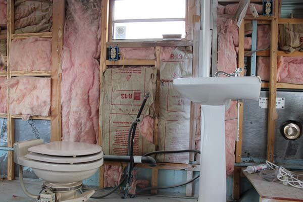 Αγώνας ζωής μέσα σε όχημα που δεν κινείται -Απορη εξαμελής οικογένεια ζει σε σχολικό λεωφορείο [εικόνες] | iefimerida.gr 2