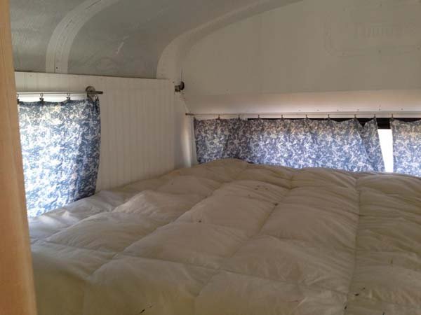 Αγώνας ζωής μέσα σε όχημα που δεν κινείται -Απορη εξαμελής οικογένεια ζει σε σχολικό λεωφορείο [εικόνες] | iefimerida.gr 4