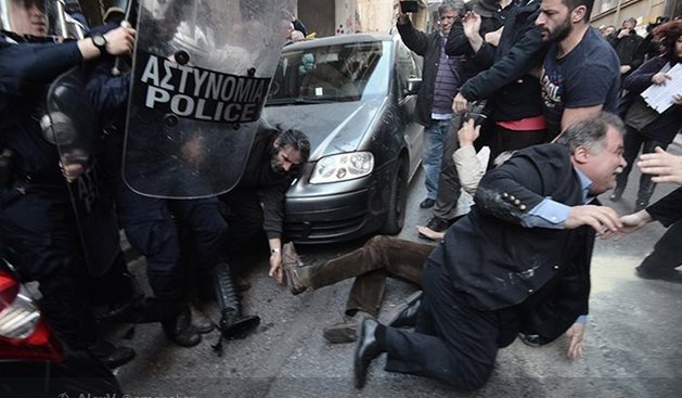 Ξύλο, χημικά και τραυματισμοί έξω από συμβολαιογραφείο για τους πλειστηριασμούς [εικόνες & βίντεο] | iefimerida.gr 1