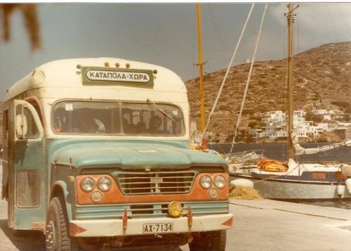 Σκηνικό βγαλμένο από άλλη εποχή - Το vintage λεωφορείο της Αμοργού [εικόνα] | iefimerida.gr 0