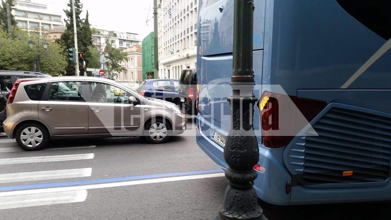 Η δεξιά λωρίδα κλείνει πριν από τη Βουλή, αφού τα πούλμαν κάνουν ουρά