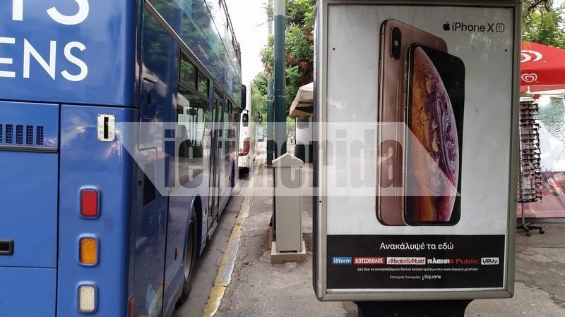 Παρκαρισμένα ακόμα και μπροστά από τις στάσεις