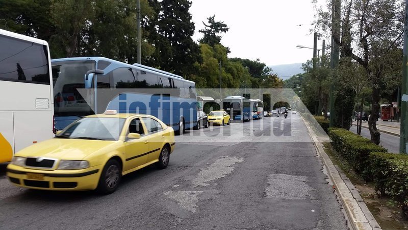 Ουρές κάνουν τα λεωφορεία και έξω από το Ζάππειο