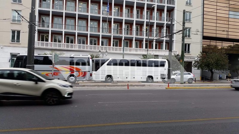 Τα σταθμευμένα πούλμαν στη δεξιά λωρίδα προκαλούν εκνευρισμό στους οδηγούς