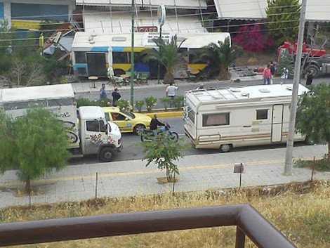 Λεωφορείο «επισκέφτηκε»... καφετέρια – Αιτία, το λυμένο χειρόφρενο [εικόνες] | iefimerida.gr 2