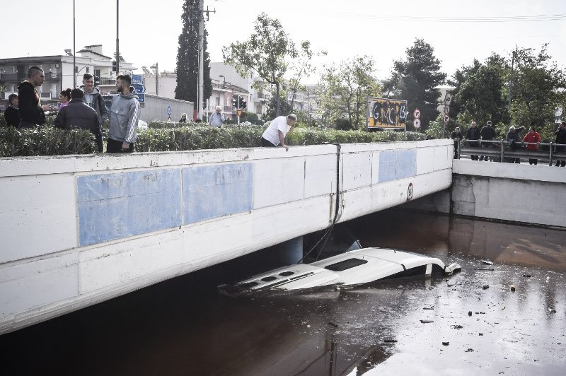Βίντεο-ντοκουμέντο: Η δραματική διάσωση επιβατών λεωφορείου λίγο πριν παρασυρθεί από τα νερά | iefimerida.gr 1