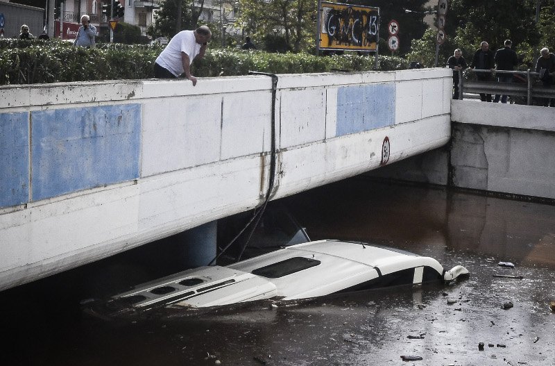 Βίντεο-ντοκουμέντο: Η δραματική διάσωση επιβατών λεωφορείου λίγο πριν παρασυρθεί από τα νερά | iefimerida.gr 2