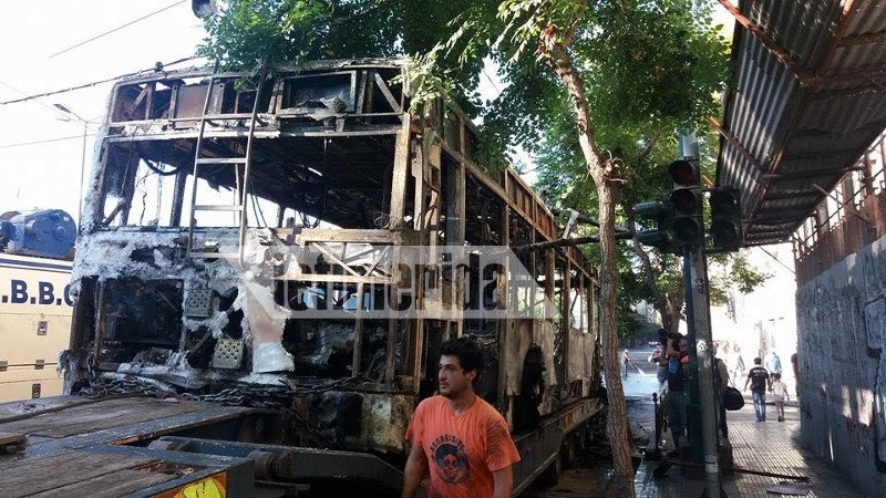 Μετά τη διαδήλωση «Παραιτηθείτε» αναρχικοί έκαψαν λεωφορείο & τρόλεϊ [εικόνες] | iefimerida.gr 4