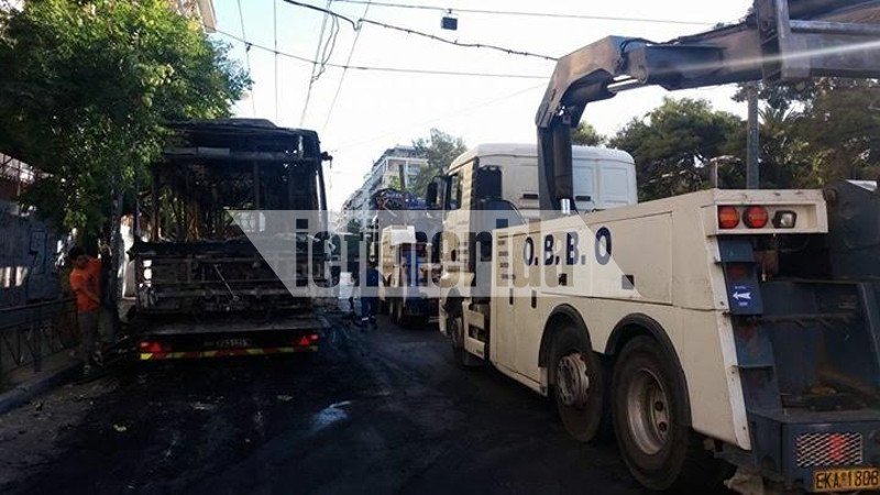 Μετά τη διαδήλωση «Παραιτηθείτε» αναρχικοί έκαψαν λεωφορείο & τρόλεϊ [εικόνες] | iefimerida.gr 3