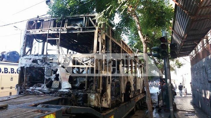 Μετά τη διαδήλωση «Παραιτηθείτε» αναρχικοί έκαψαν λεωφορείο & τρόλεϊ [εικόνες] | iefimerida.gr 5