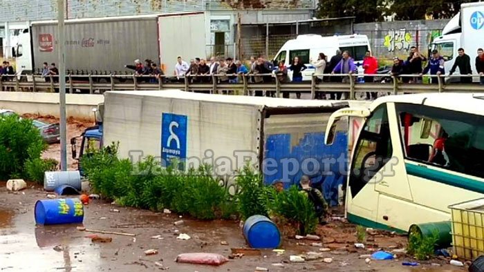 Η δραματική διάσωση επιβατών λεωφορείου -Βούλιαξε στο νερό στον κόμβο Θριασίου [εικόνες & βίντεο] | iefimerida.gr 0