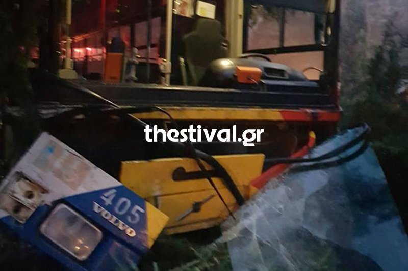 Ο οδηγός του λεωφορείου μεταφέρθηκε για προληπτικούς λόγους στο νοσοκομείο με ασθενοφόρο του ΕΚΑΒ.