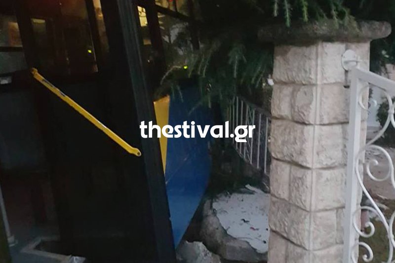 Στο σημείο έχει μεταβεί κλιμάκιο της Τροχαίας καθώς και οχήματα οδικής βοήθειας για την απομάκρυνση του αστικού λεωφορείου.