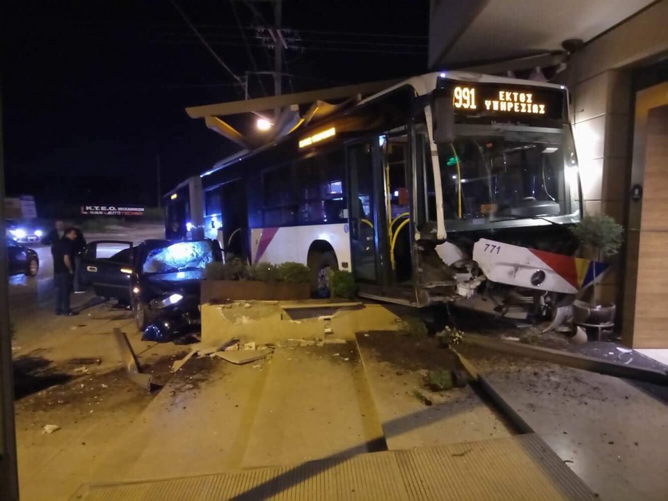 Η στιγμή που λεωφορείο του ΟΑΣΘ και ΙΧ «εισβάλλουν» σε καφετέρια [βίντεο] | iefimerida.gr 0