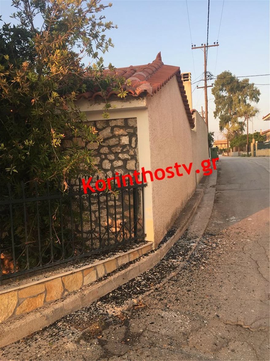 Κόρινθος: Τουριστικό λεωφορείο «σφήνωσε» σε σπίτι [εικόνες] | iefimerida.gr 2