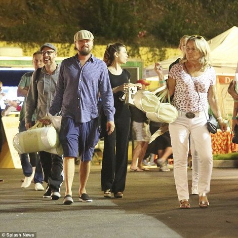 Ο «μαμάκιας» Λεονάρντο Ντι Κάπριο βολτάρει και ψωνίζει με τις γυναίκες της ζωής του [εικόνες] | iefimerida.gr 1